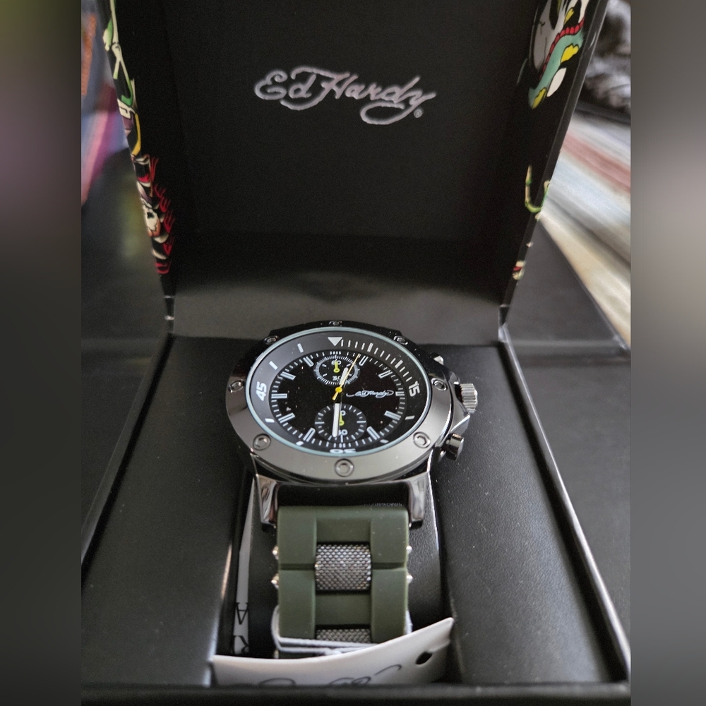 Ed Hardy Men's Green and Black Watch - Picture 8 of 9